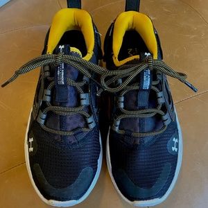 Under Armour MVMNT Flow Velociti in Black Cruise Gold (7)